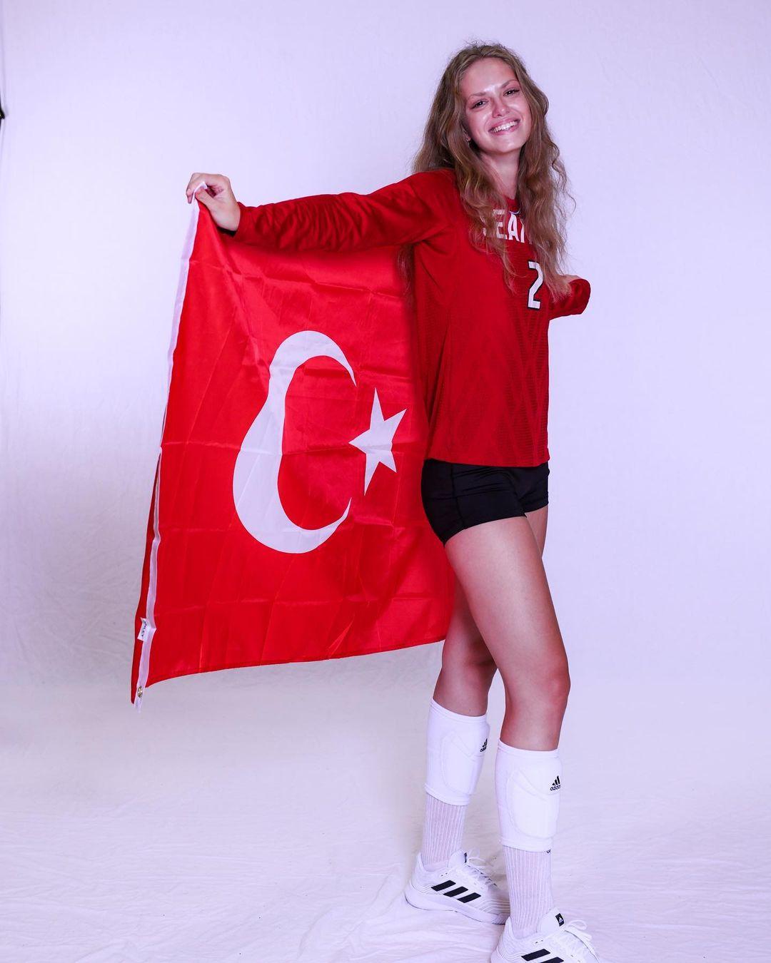 Elif Teksoy Instagram Post Influencer Campaign